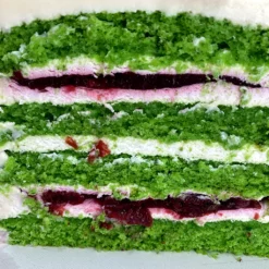 Торт Шпинат вишня | Бісквіт шпинатний, сироп зі згущеним молоком, вишневий наповнювач, крем чіз на вершках, крем чіз на маслі, желатин.