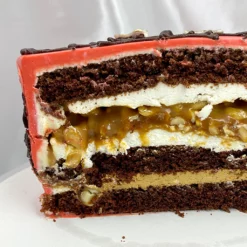Торт Снікерс | Бісквіт супершоколадний, згущене молоко іриска, солона карамель, безе, арахіс, крем чіз на вершках, крем чіз на маслі.