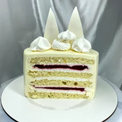 Торт Ваніль полуниця | Святкові торти Bulka маркет Хмельницький